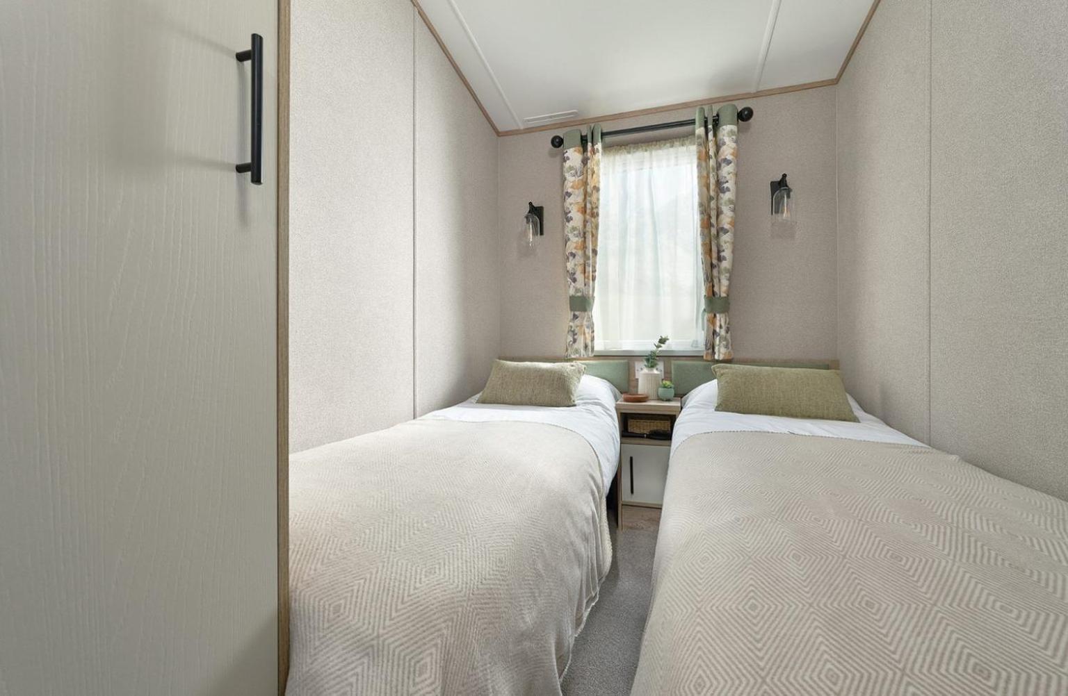 Emma'S Oasis 2-Bedroom Caravan At Durdle Door Sleeps 4 Уэст-Лулворт Экстерьер фото